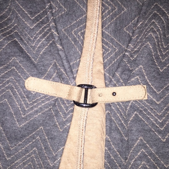 Gray/tan patterned vest with pockets - Picture 3 of 3